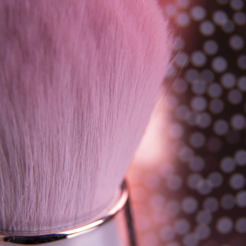 pedzelek-do-pylu-i-pudru-z-metaliczna-rozowa-rekojescia (1)